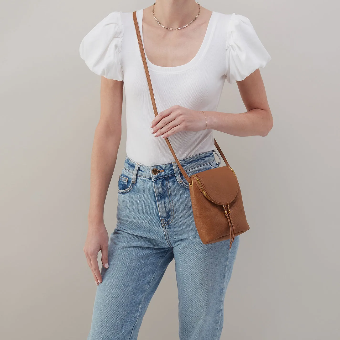 Fern Crossbody In Pebbled Leather - Warm Honey